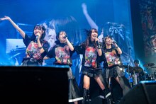 肩を組んで歌う#2i2。