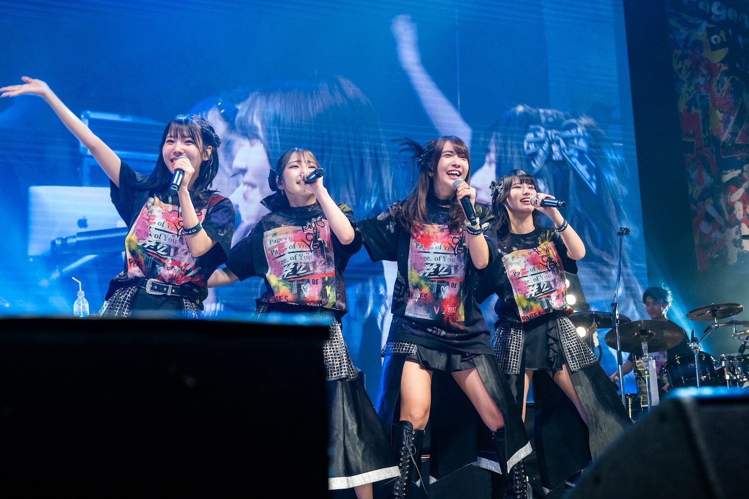 肩を組んで歌う#2i2。