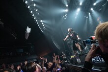 最後のセットリストをフロアに放り投げる十味。