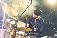 尾崎和樹（Dr）（Photo by Masanori Naruse）