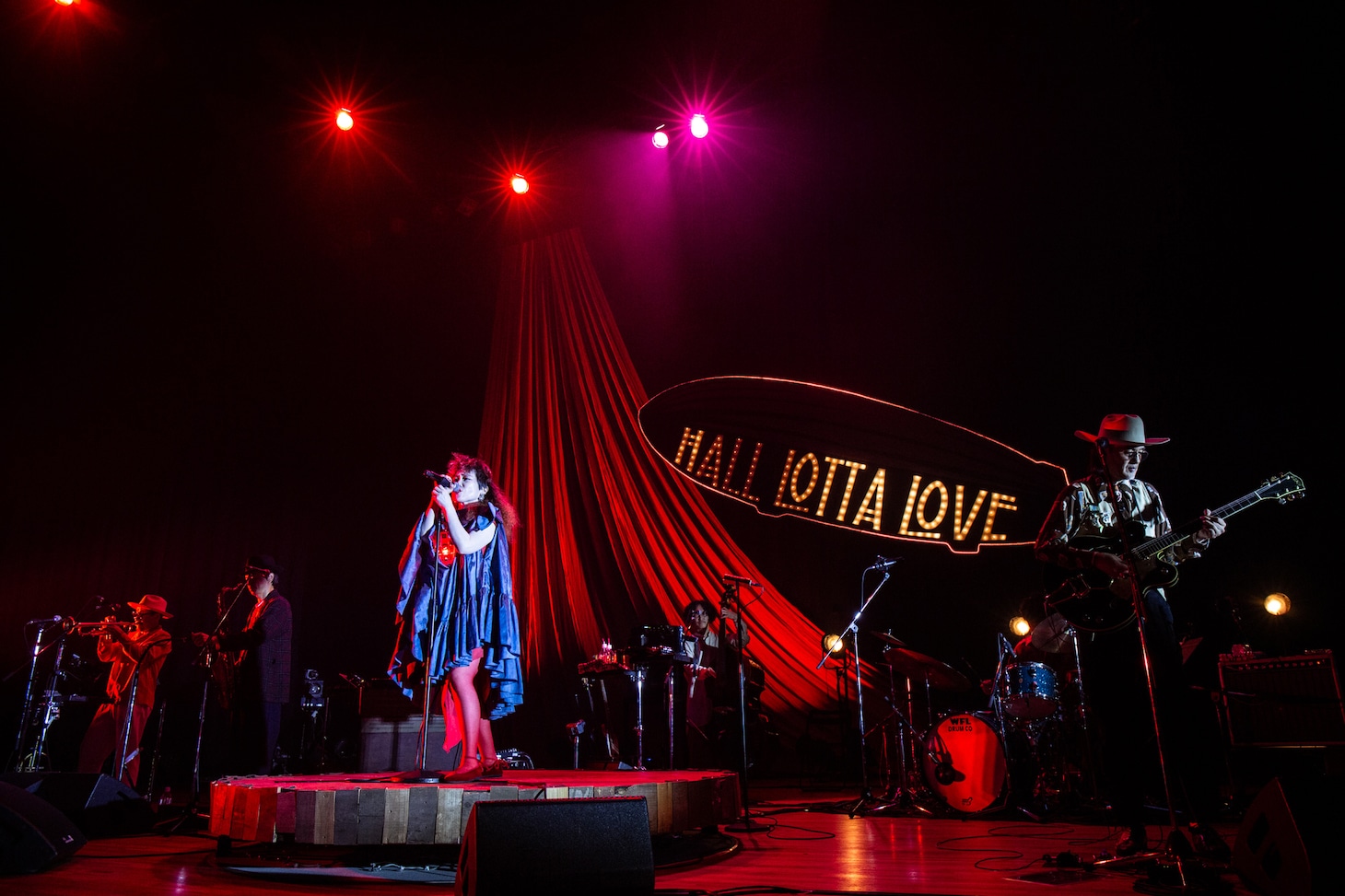 2025年開催「HALL LOTTA LOVE ～ホールに溢れる愛を～」の様子。（撮影：仁礼博）