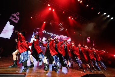 「WHITE SCORPION 2nd Anniversary LIVE」の様子。©OVERSE/KING RECORDS