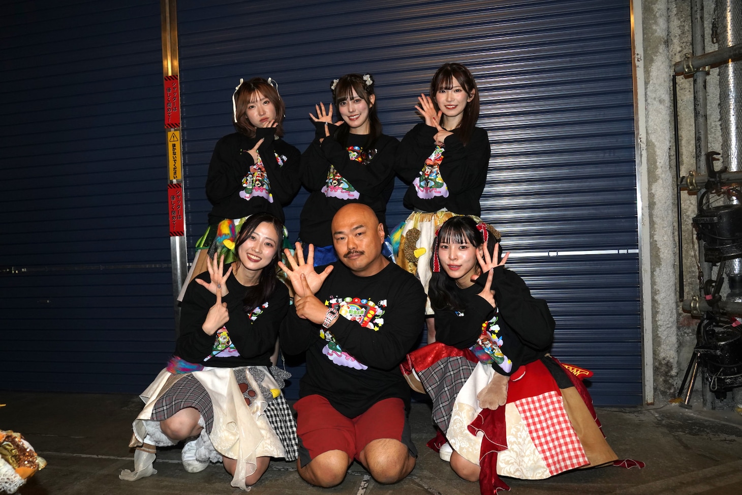 豆柴の大群とクロちゃん。（Photo by Hiroo Nishizawa）