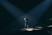 スポットライトを浴びて歌う安部勇磨。（Photo by Kiyoe Ozawa）