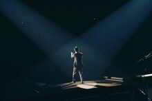 スポットライトを浴びて歌う安部勇磨。（Photo by Kiyoe Ozawa）