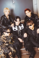 中央がSKY-HI。前列左からSTARGLOWのTAIKIとGOICHI。後列左からAile The Shota、Novel Core。（Photo by Satoshi Hata）