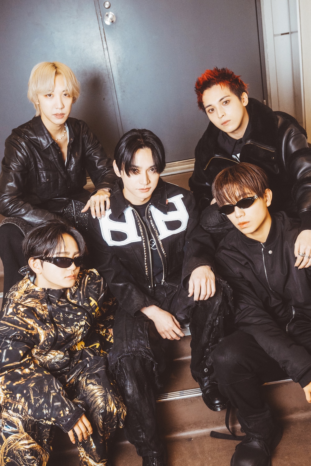 中央がSKY-HI。前列左からSTARGLOWのTAIKIとGOICHI。後列左からAile The Shota、Novel Core。（Photo by Satoshi Hata）