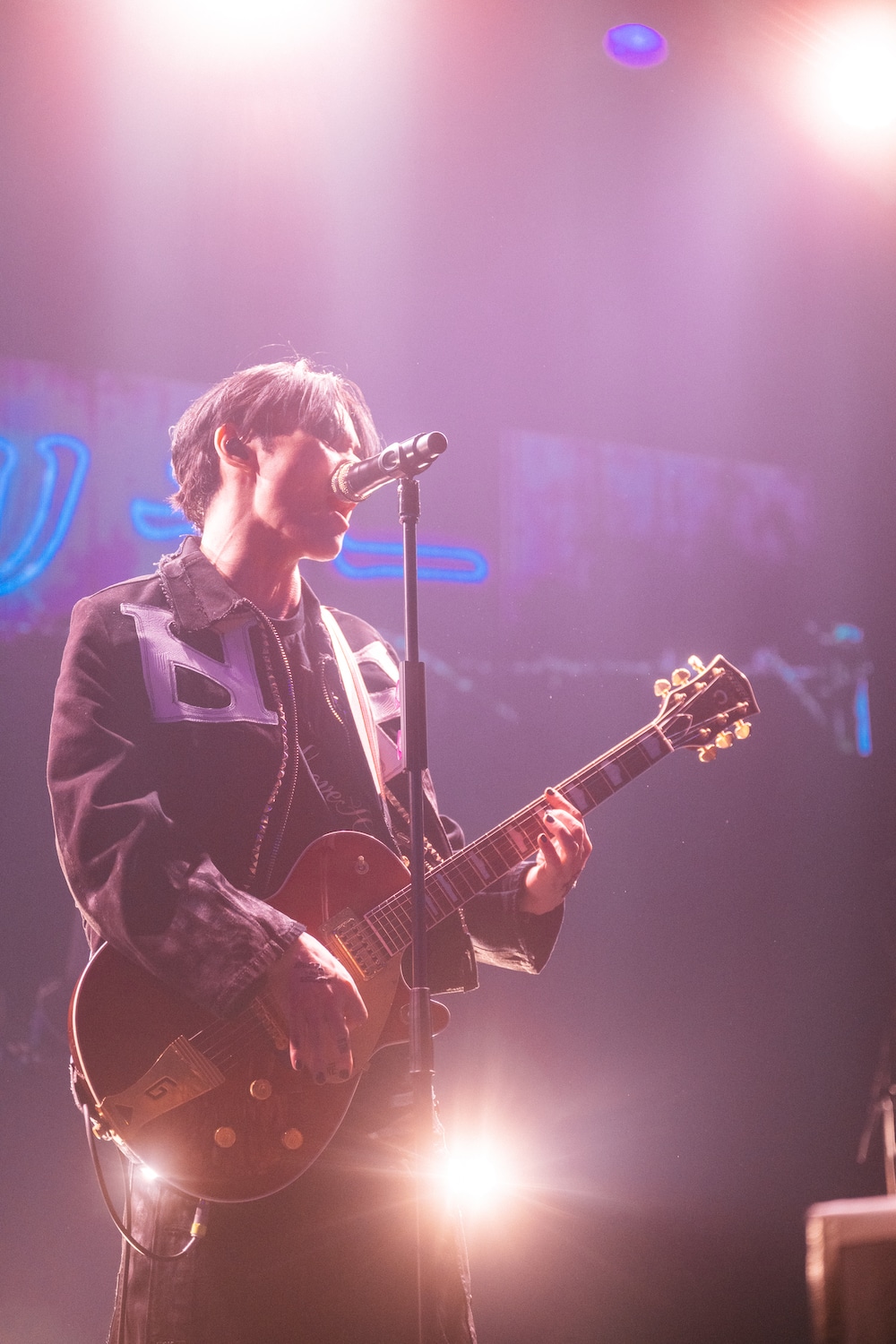 ギターを弾きながら歌うSKY-HI。（Photo by Satoshi Hata）