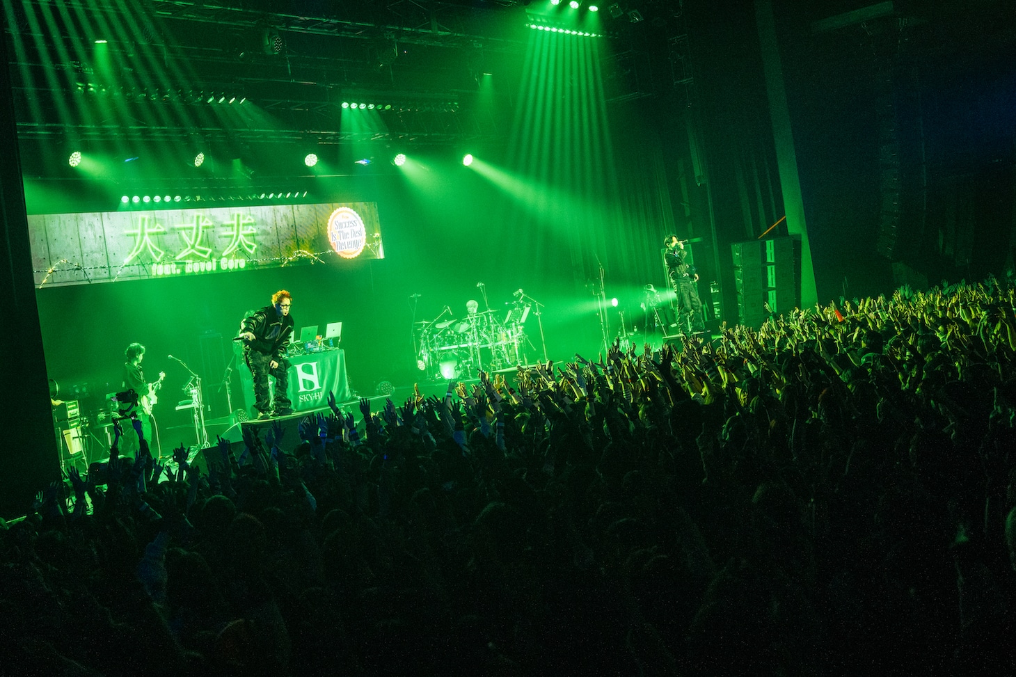 SKY-HIとNovel Coreによるパフォーマンスの様子。（Photo by Satoshi Hata）