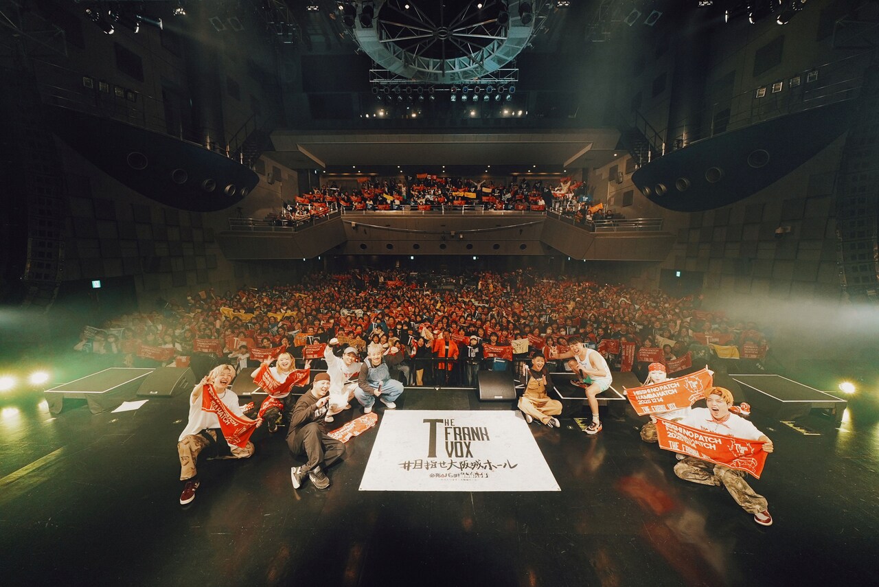 10/4 なんばhatch 大阪 大阪・なんばHatchでフロアをバックに記念撮影するTHE FRANK VOX