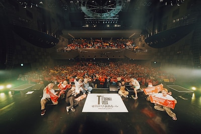 大阪・なんばHatchでフロアをバックに記念撮影するTHE FRANK VOX。