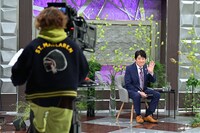 カメラ好きのVaundyが収録用カメラで「オールスター感謝祭」風のCM前あおり撮影にも挑戦。©MBS