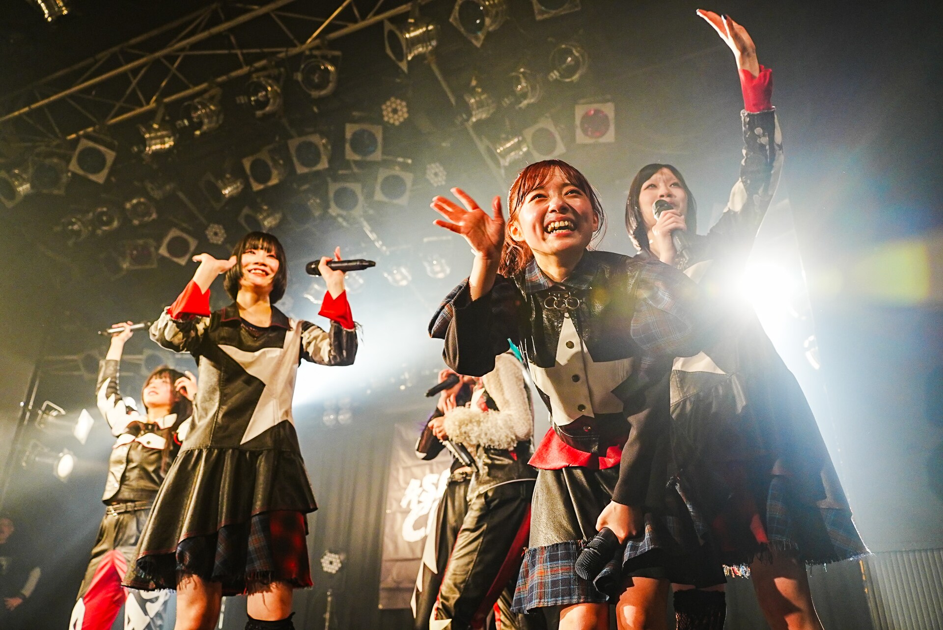 ASPからチッチチチーチーチー脱退、「ASP CRUSH TOUR」涙こらえて笑顔