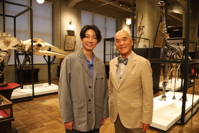 左から相葉雅紀、岩合光昭。「ダーウィンが来た！『奇跡！逆転！仰天！ “絶滅”からの復活劇スペシャル』」より。（写真提供：NHK）