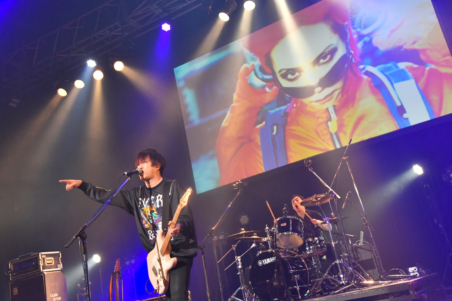 Cutt（Vo, G / shame）。後ろが落語家・桂りょうばでもあるKazutomo（Dr）。