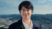 福山雅治。長崎・長崎スタジアムシティの新CM「NAGASAKI+NEW 長崎旅行篇 / 観戦旅行」編より。