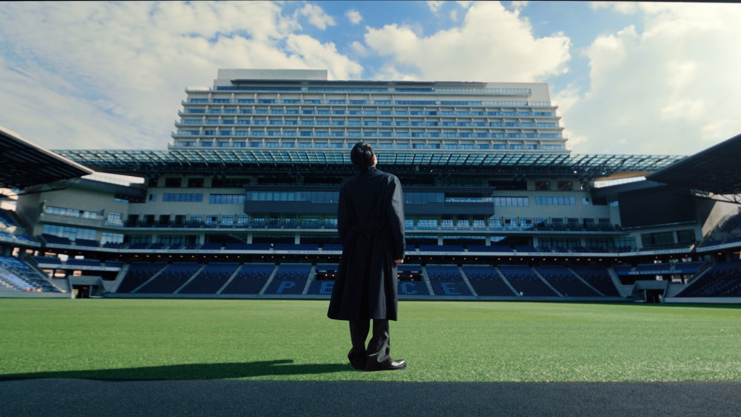 福山雅治。長崎・長崎スタジアムシティの新CM「NAGASAKI+NEW 長崎旅行篇 / 観戦旅行」編より。