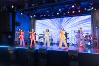 「Anison Days」でパフォーマンスするももいろクローバーZと森口博子。