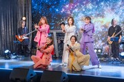 「Anison Days」でパフォーマンスするももいろクローバーZと森口博子。