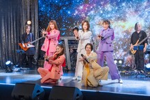 「Anison Days」でパフォーマンスするももいろクローバーZと森口博子。