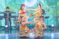 「Anison Days」でパフォーマンスするももいろクローバーZ。