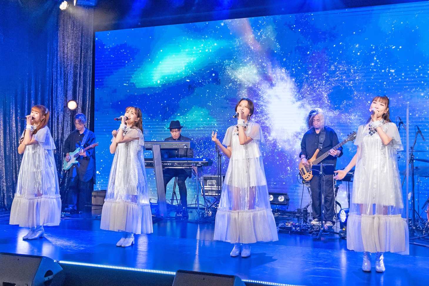 「Anison Days」でパフォーマンスするももいろクローバーZ。