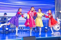 「Anison Days」でパフォーマンスするももいろクローバーZ。