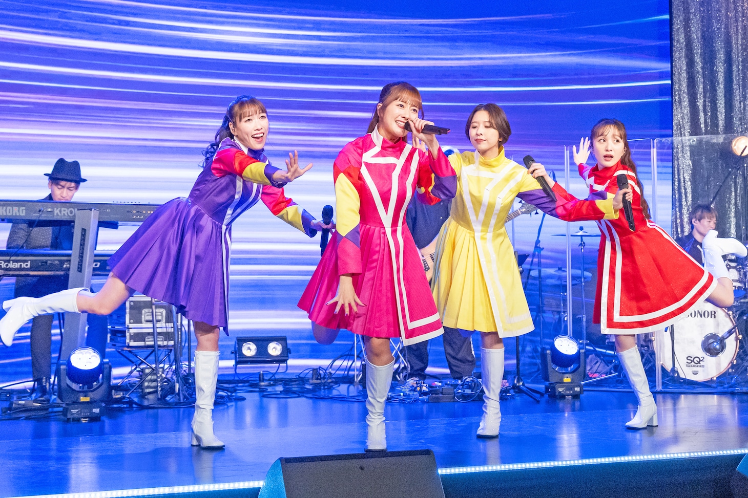 「Anison Days」でパフォーマンスするももいろクローバーZ。