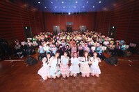 「my fav 2nd Anniversary LIVE ～一生マイファブ推し宣言！～」でファンと記念撮影するmy fav。