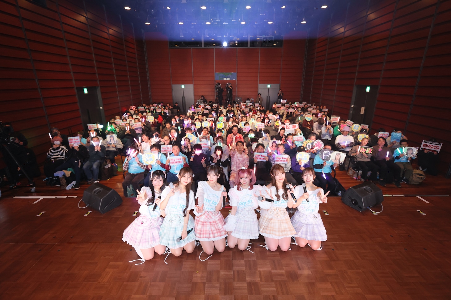 「my fav 2nd Anniversary LIVE ～一生マイファブ推し宣言！～」でファンと記念撮影するmy fav。