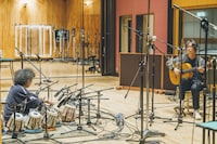 U-zhaanと沖仁の演奏シーン。（撮影：後藤武浩）©NHK