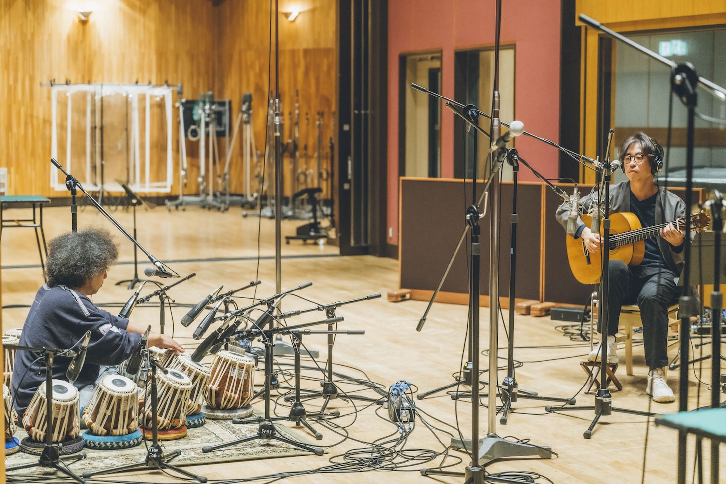 U-zhaanと沖仁の演奏シーン。（撮影：後藤武浩）©NHK