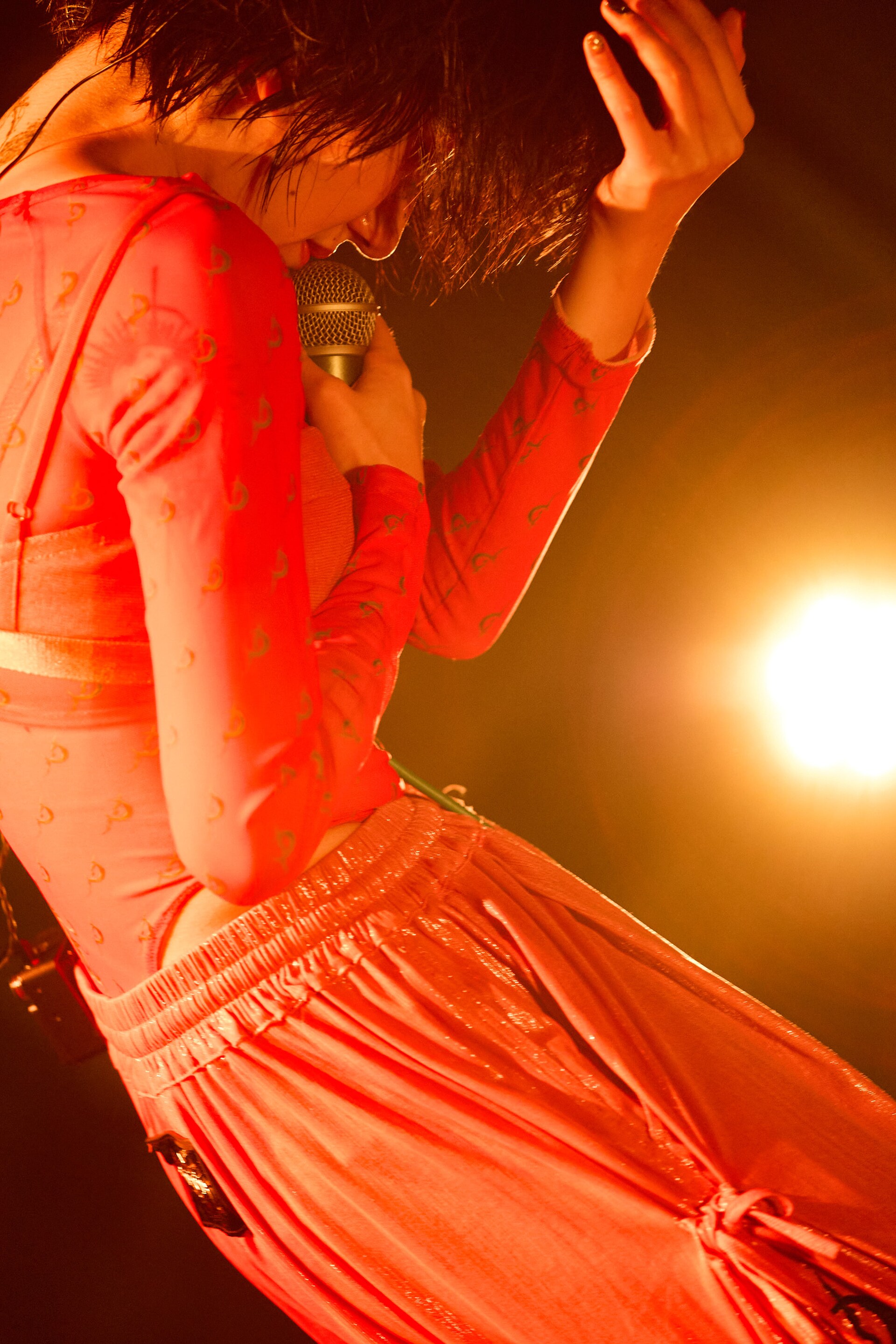 春ねむりが訴えた“踊る”ことの意味、イスラエルの虐殺に声を上げて抗う