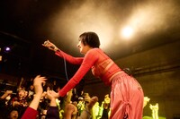 柵に登ってフロアにマイクを向ける春ねむり。（撮影：藍莉）