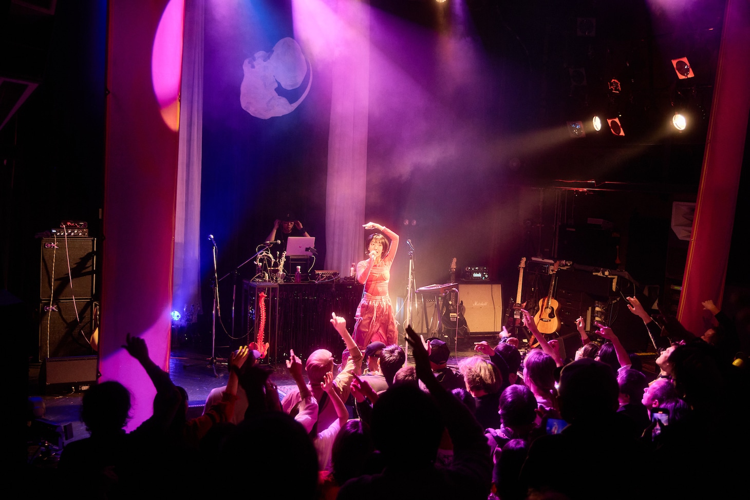 春ねむり「孵化過程（Incubation Process）」の様子。（撮影：藍莉）