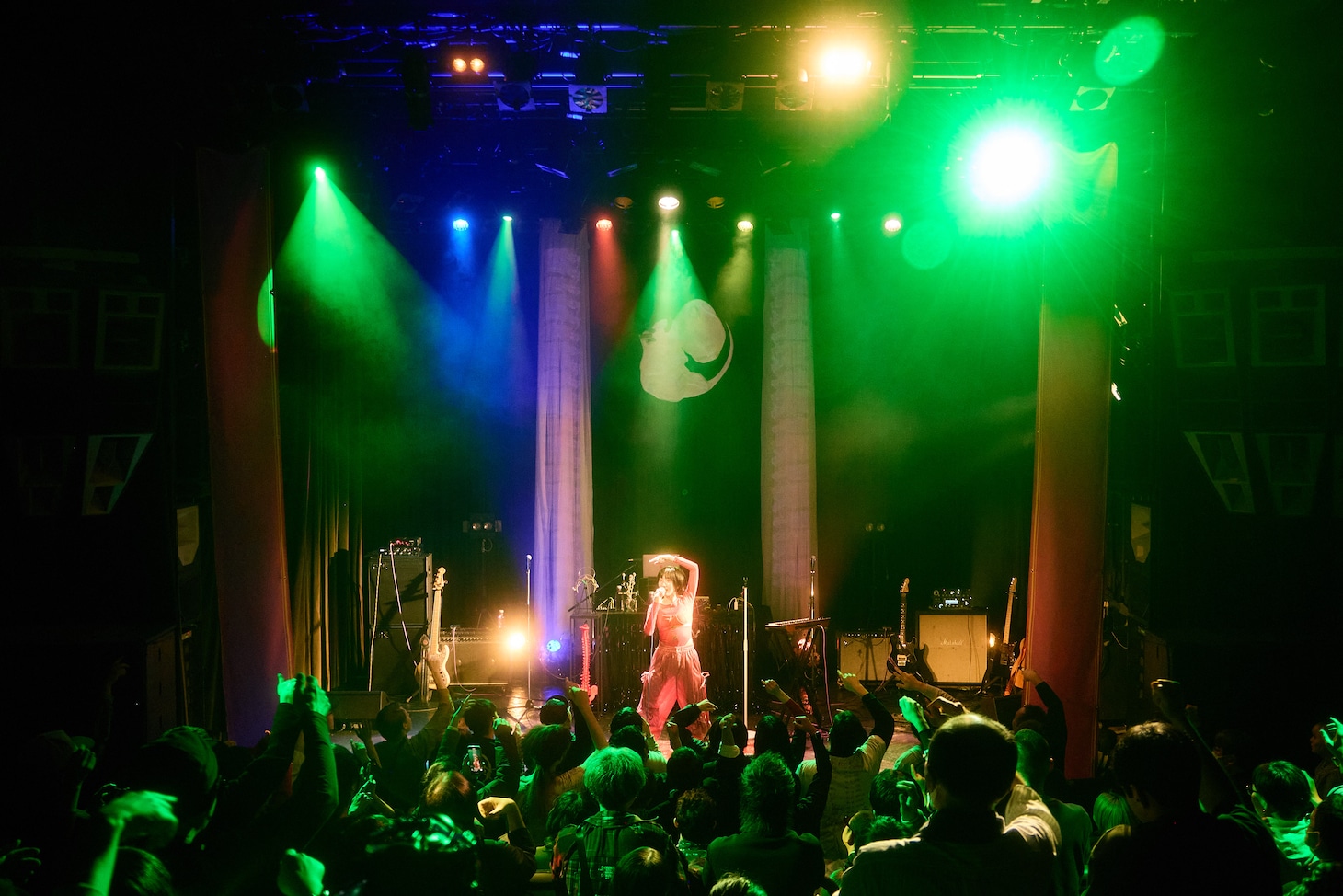 春ねむり「孵化過程（Incubation Process）」の様子。（撮影：藍莉）