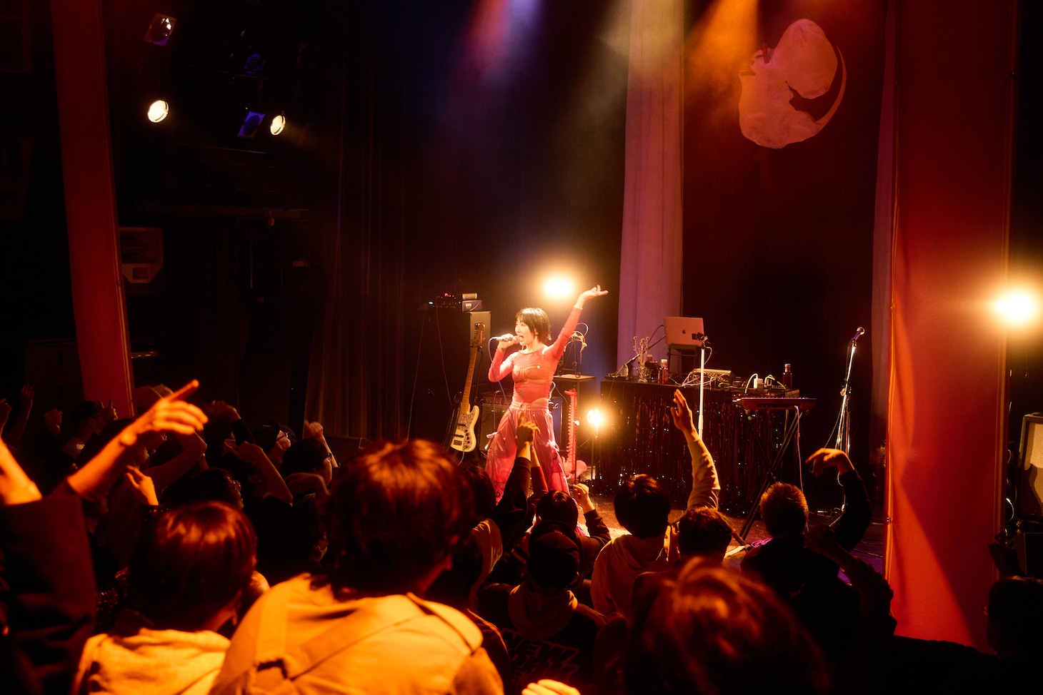 春ねむり「孵化過程（Incubation Process）」の様子。（撮影：藍莉）