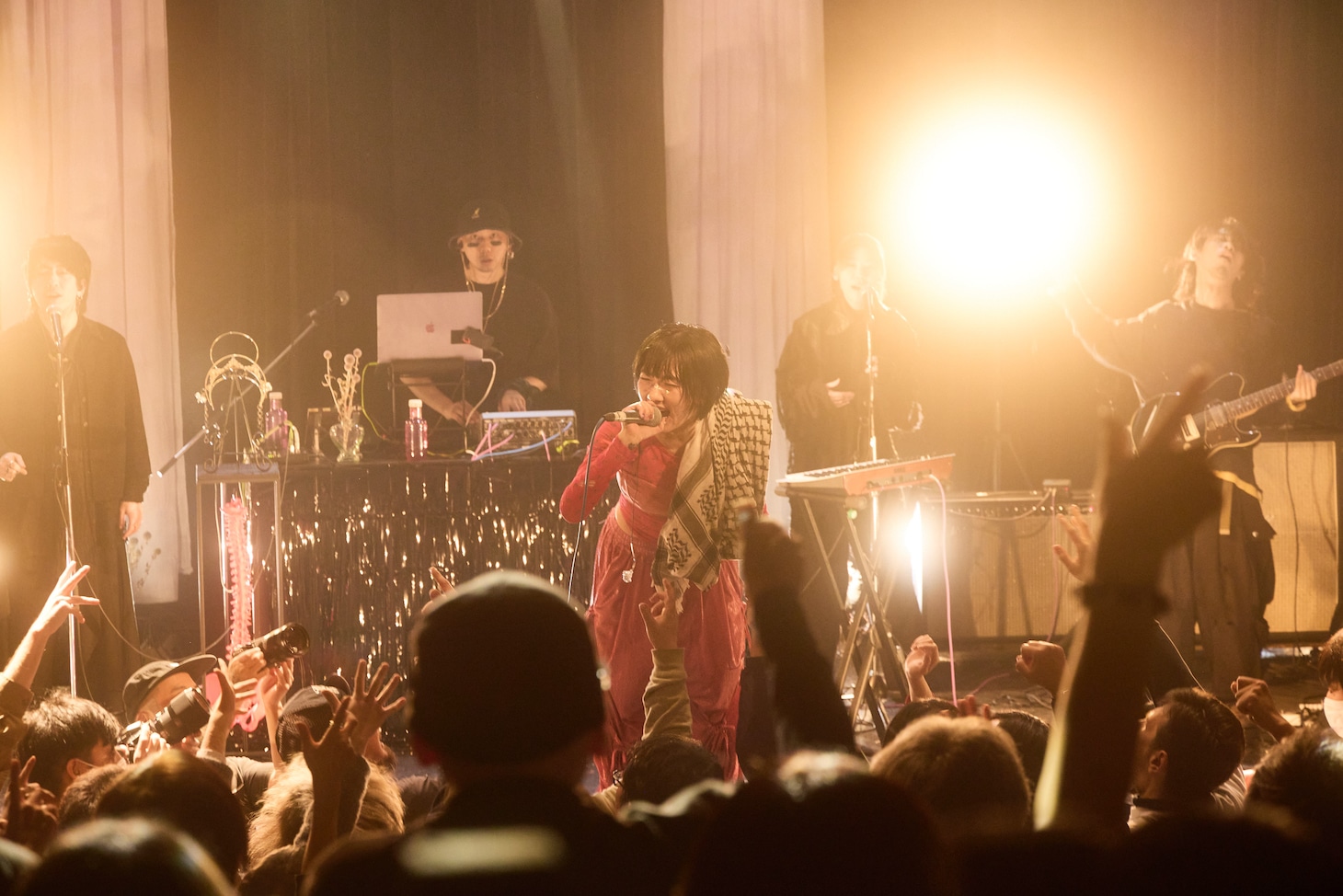 春ねむり「孵化過程（Incubation Process）」の様子。（撮影：藍莉）