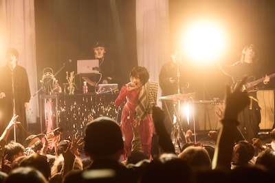 春ねむり「孵化過程（Incubation Process）」の様子。（撮影：藍莉）