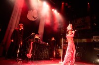 春ねむり「孵化過程（Incubation Process）」の様子。（撮影：藍莉）