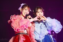 秋本帆華と咲良菜緒。（撮影：笹森健一）