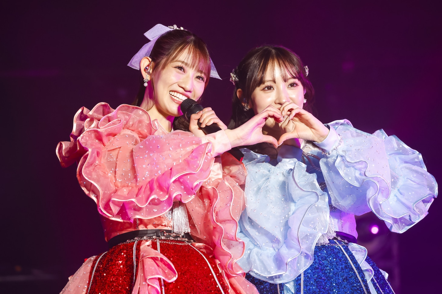 秋本帆華と咲良菜緒。（撮影：笹森健一）