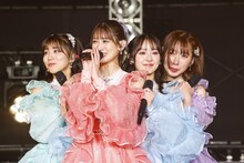 寄り添うTEAM SHACHI。（撮影：笹森健一）