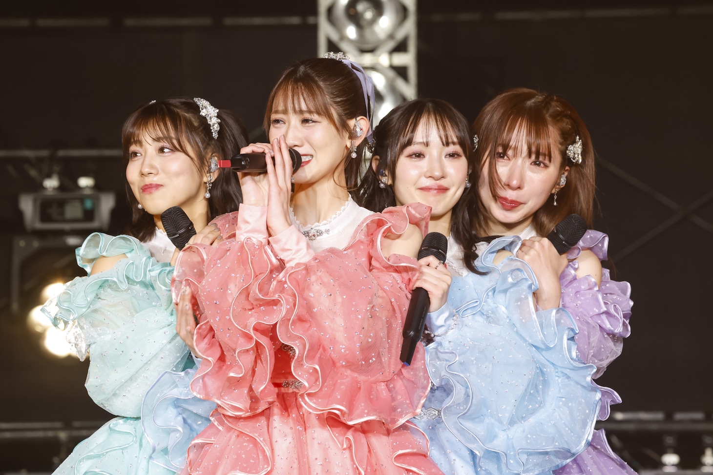 寄り添うTEAM SHACHI。（撮影：笹森健一）