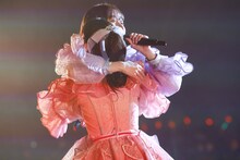 抱き合う大黒柚姫と秋本帆華。。（撮影：笹森健一）