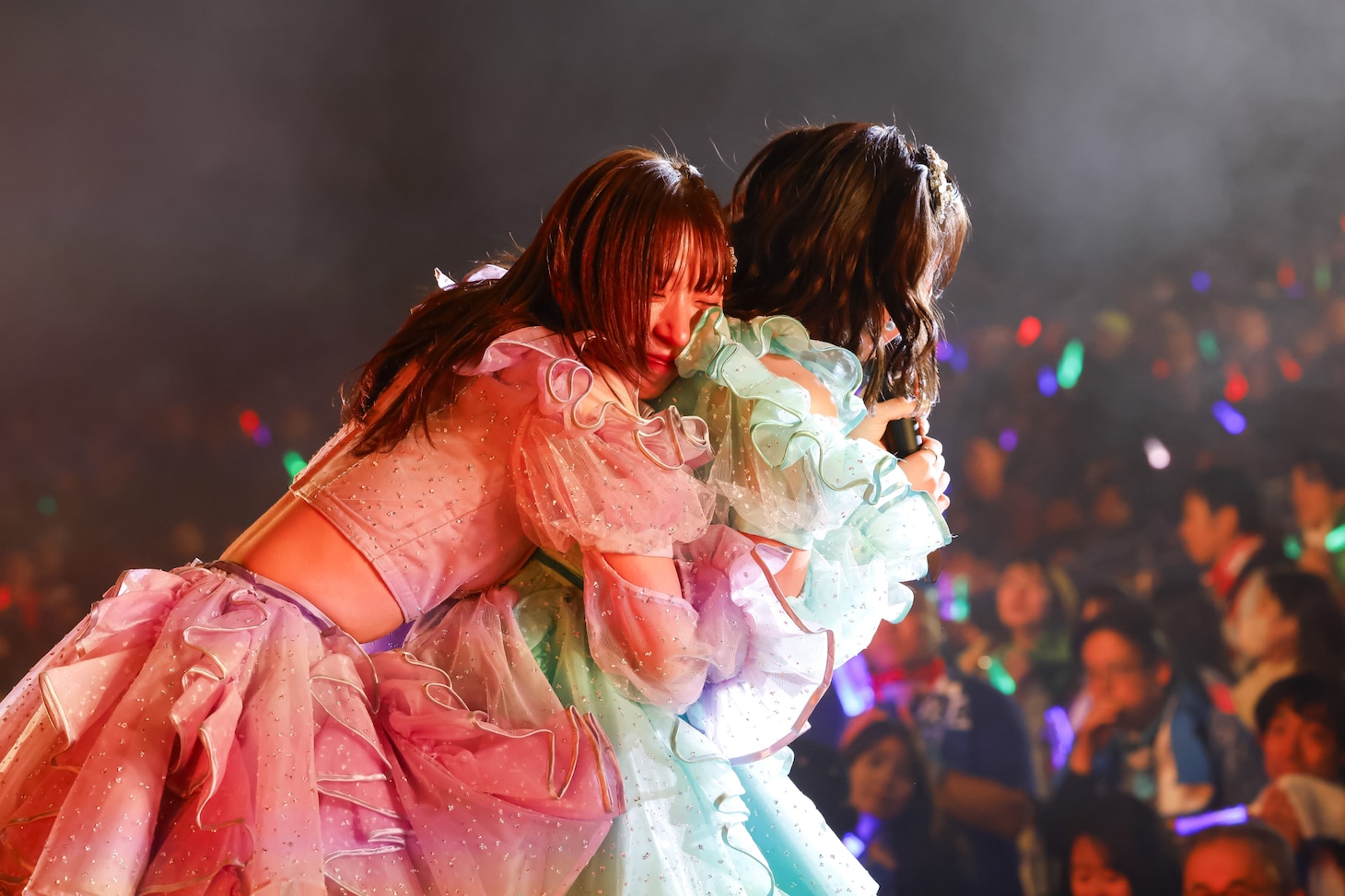 大黒柚姫に抱き合しめられる坂本遥奈。。（撮影：笹森健一）