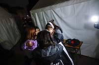 舞台裏でのTEAM SHACHI。（撮影：笹森健一）