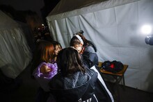 舞台裏でのTEAM SHACHI。（撮影：笹森健一）