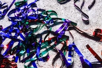 最後に放たれた赤、青、緑、紫のテープ。（撮影：笹森健一）