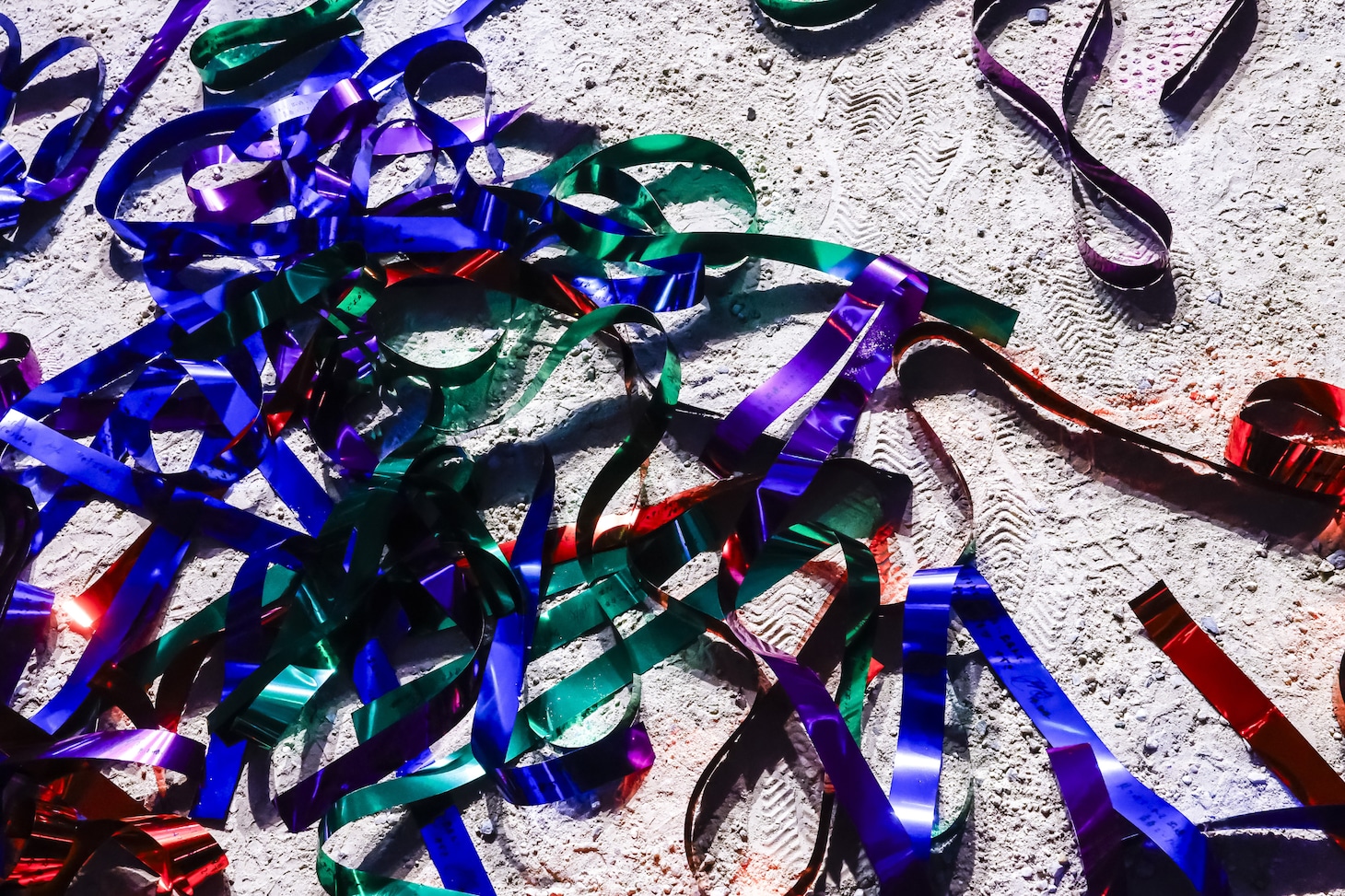 最後に放たれた赤、青、緑、紫のテープ。（撮影：笹森健一）